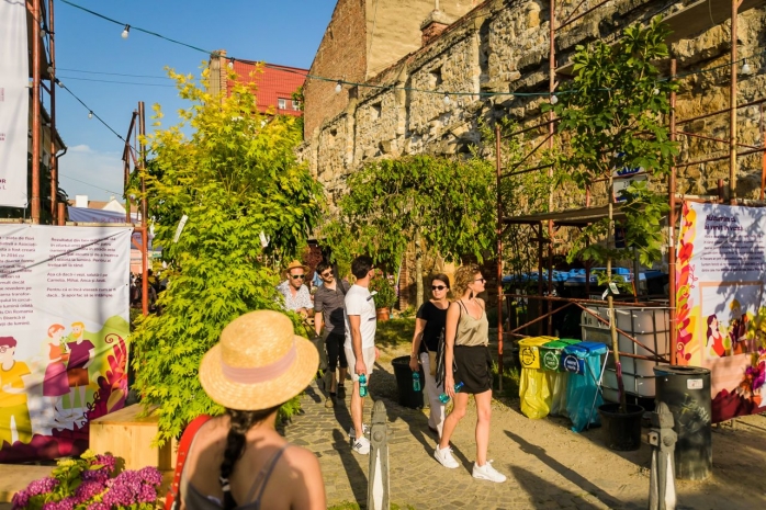 FOTO. Strada Potaissa, „readusă la viață” prin plante și muzică. Clujenii, așteptați la o piață de flori „altfel”.